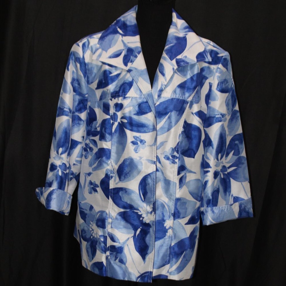 TanJay Blue and White Floral 3/4 Sleeve Jacket